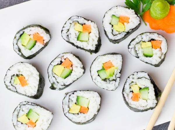 Sushi de Alga Nori com Pepino e Cenoura